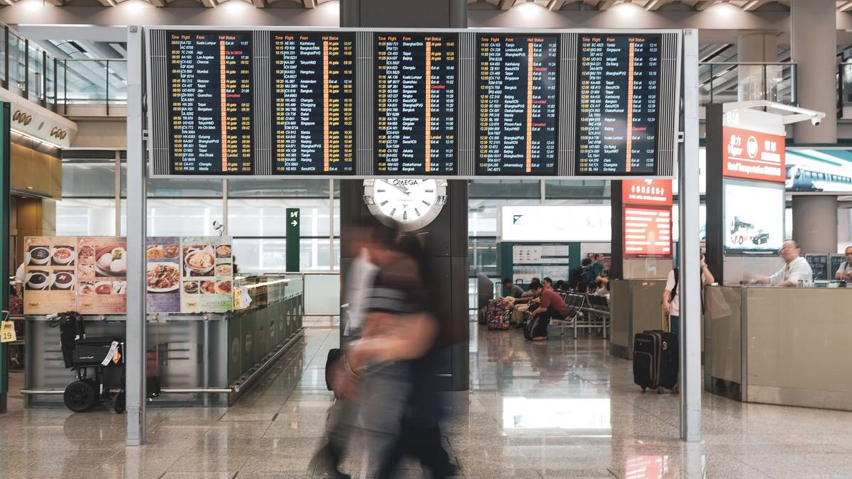 Écran des départs dans un hall d'aéroport