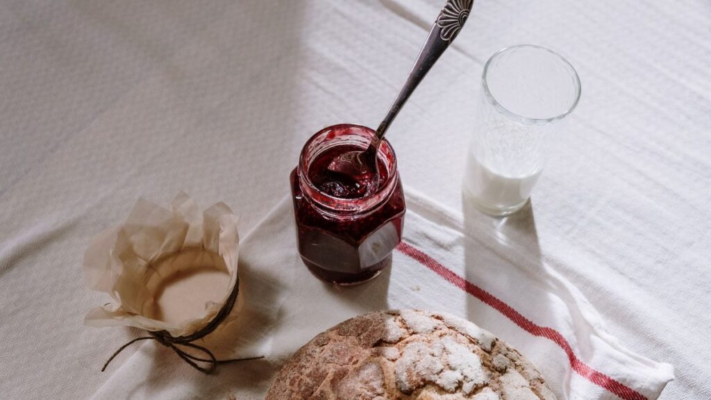 Table de petit-déjeuner avec pain, confiture et café