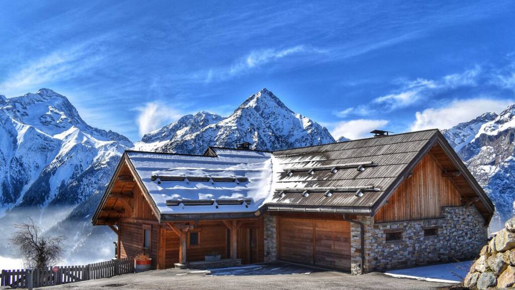 Ferme de montagne en bois sur un alpage