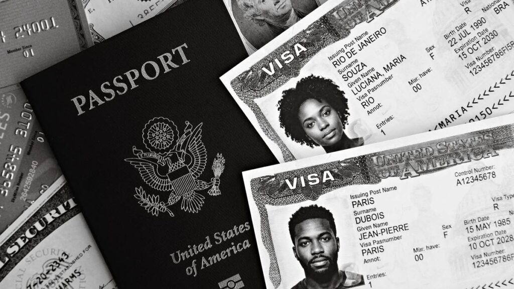 Passeport et formulaires posés sur un bureau
