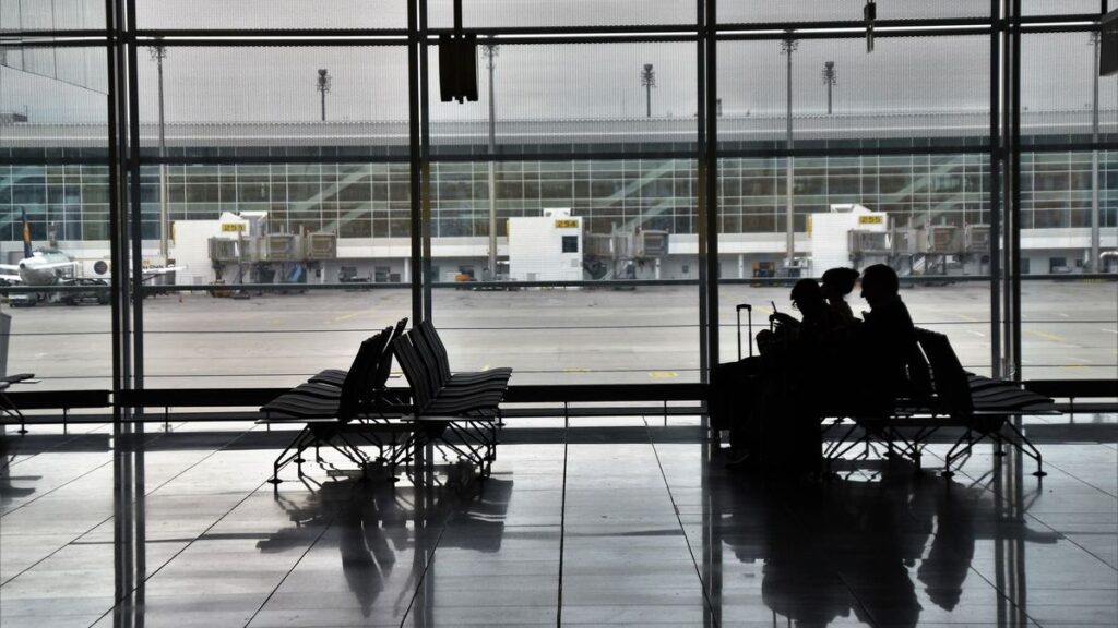 Hall d'aéroport et voyageurs en attente