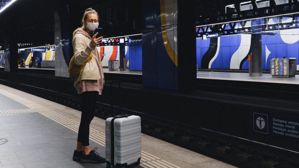 Valise cabine posée sur un quai de gare