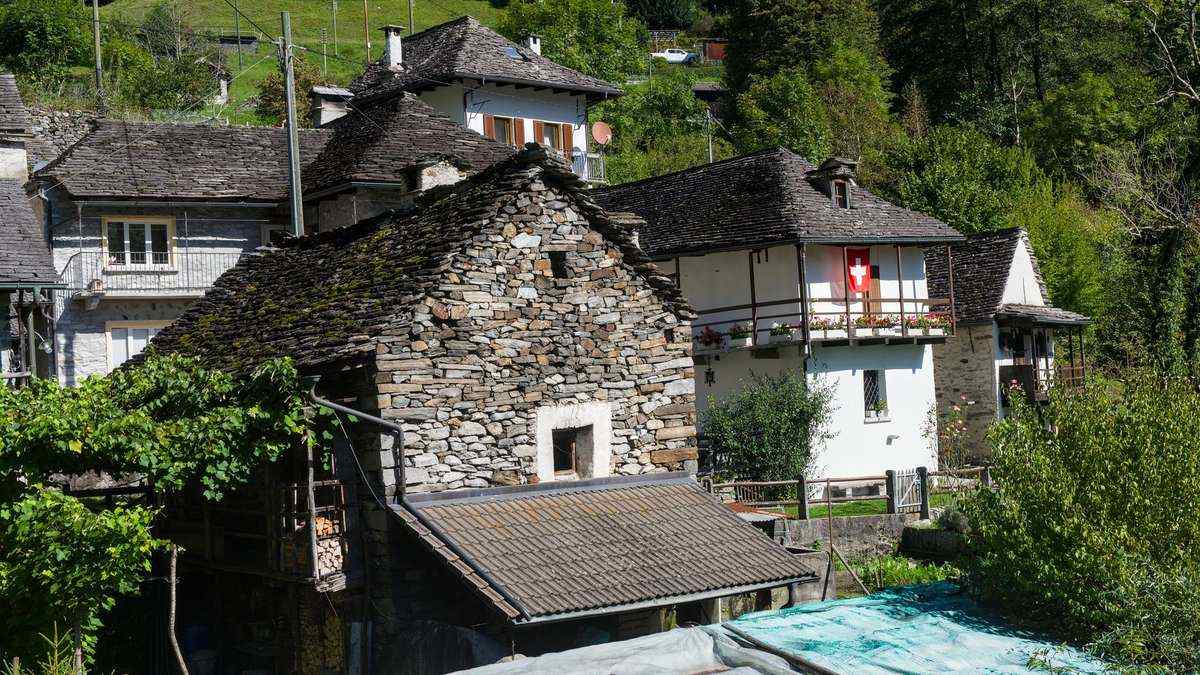 Ruelle d'un village suisse bordée de maisons anciennes