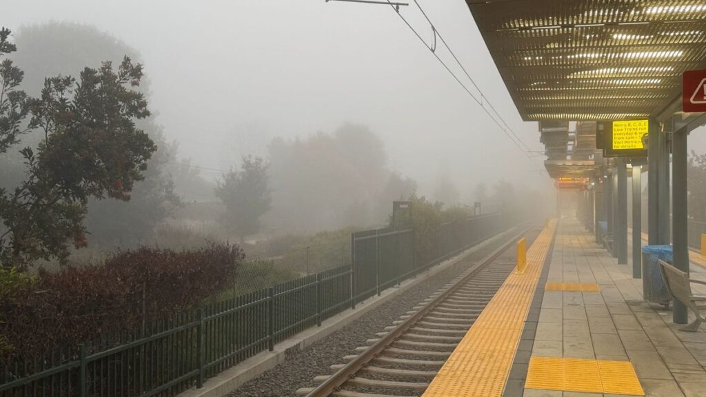 Quai de gare désert un matin de brume