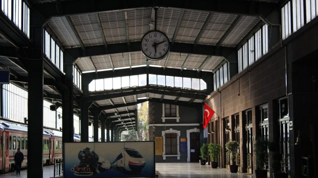 Horloge de gare dans un hall d'attente