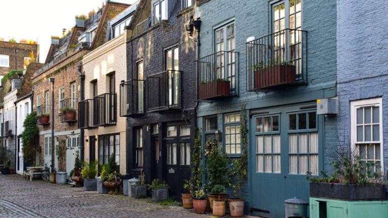Rue londonienne bordée de maisons de brique