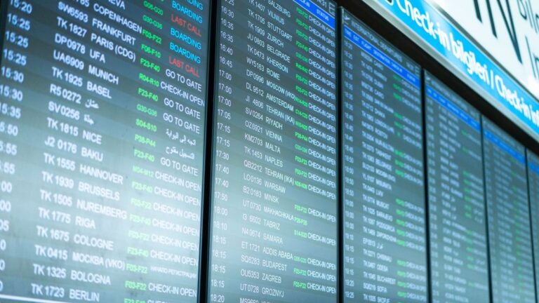 Panneau d'affichage signalant des retards