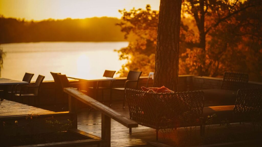 Terrasse au bord d'un lac en automne